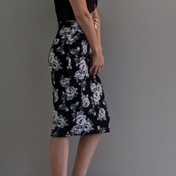 LuLaRoe Cassie Floral Black & White Skirt SMALL - Picture 3 of 9
